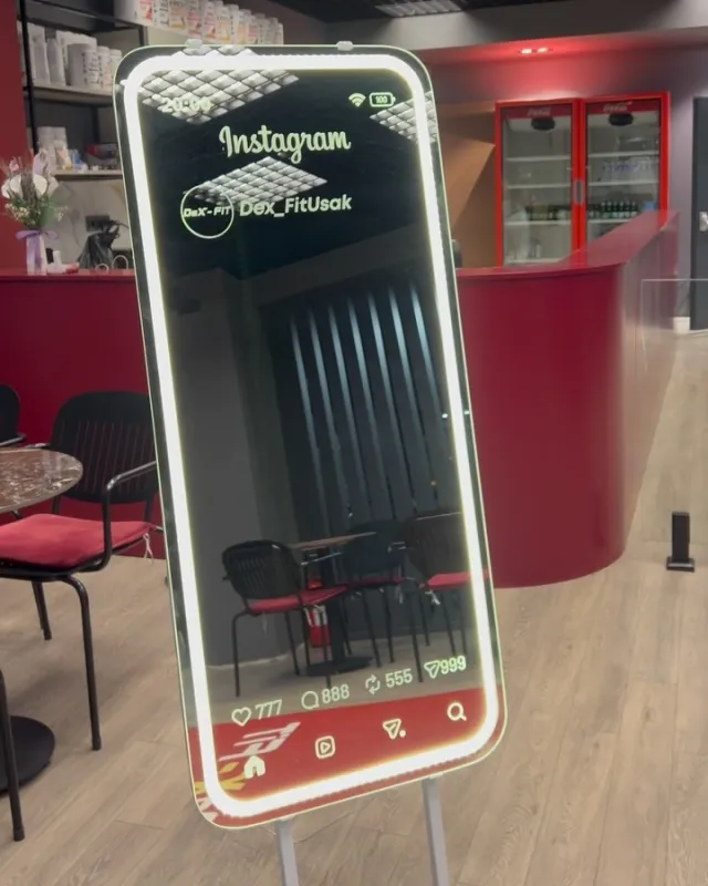 Dex Fit salonunda ayak üzerinde duran, Instagram gönderisi tasarımlı LED çerçeveli ayna
