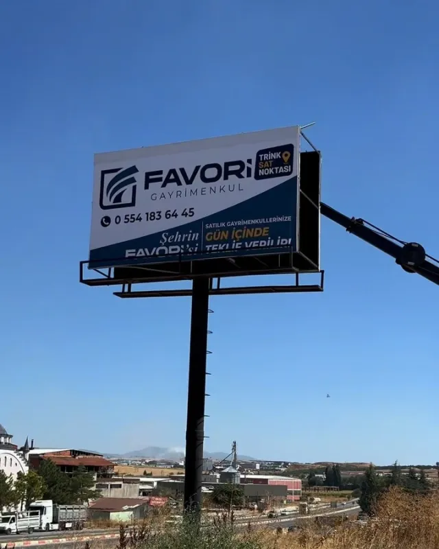 Favori Gayrimenkul için yol kenarında tek direk üzerinde açık hava reklam panosu